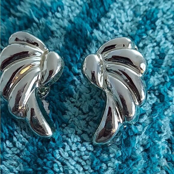 Vintage Lisner Silver Tone ClipOn Earrings Puffy Silver Style Signed - Picture 1 of 5